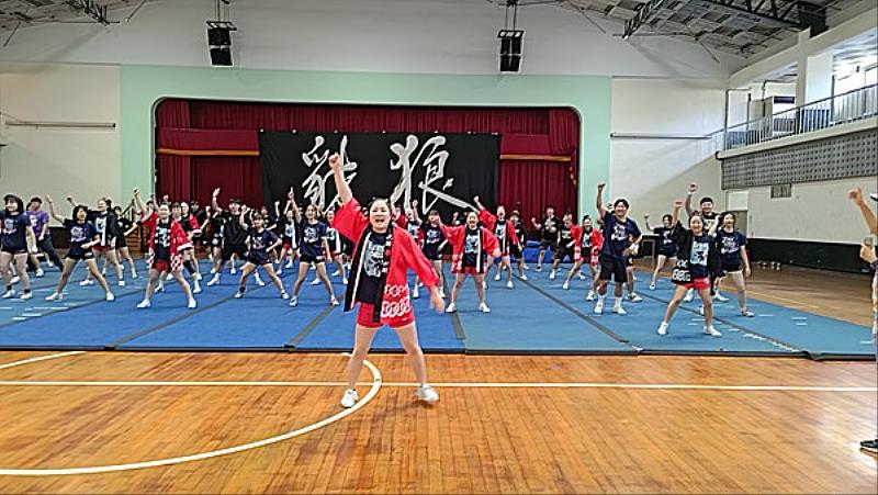 帝京大學身著日本祭典傳統服飾，搭配音樂及動感的肢體舞蹈動作帶領大家熱身情形。