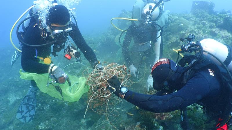 生態保育需要政府持續投資及民間協力(小琉球海洋志工隊提供)