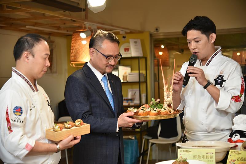 主廚們於行前說明會上展示拿手料理，並介紹料理特色