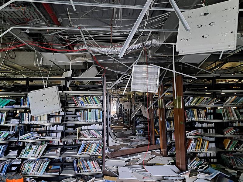 圖書館受創-天花板及燈具掉落。