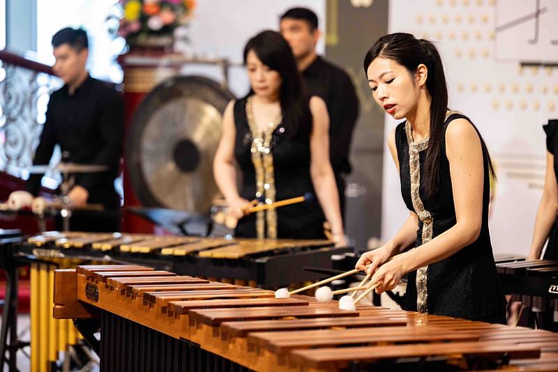 2008年，樂團首次推出《打擊樂與他的好朋友們》，全場每一首曲目皆和不同樂器進行合奏，廣受好評，並且在2011年樂團25週年時，再度搬演這個形式：「當年大家都很驚訝，打擊樂竟然可以和小提琴、鋼琴、長笛、低音管甚至琵琶等樂器，融合得這麼好！」經歷了十幾年，現在大家已經相當習慣打擊樂與不同樂器的合作了，因此，本次的《打擊樂與他的好朋友們》，更是突破了先前的編制，超越既有的音樂樣貌！