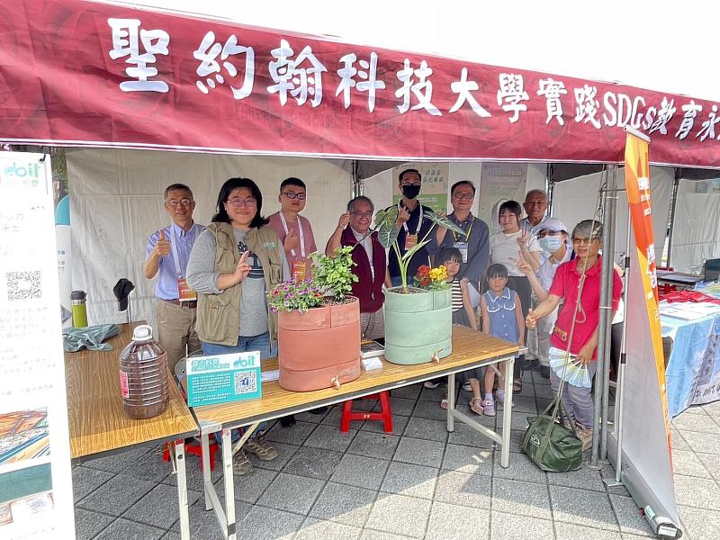 「愛地球聖約翰都蚓廚餘養耕培育」攤位，展出都市蚓農的「都蚓箱」，並傳授師法自然的廚餘養耕循環重點知識。