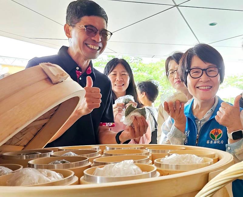 圖5 何金樑主任與鄧桂菊副縣長共下歡迎大家來參加臺灣客家文化館「細灶下－客家米食體驗活動」