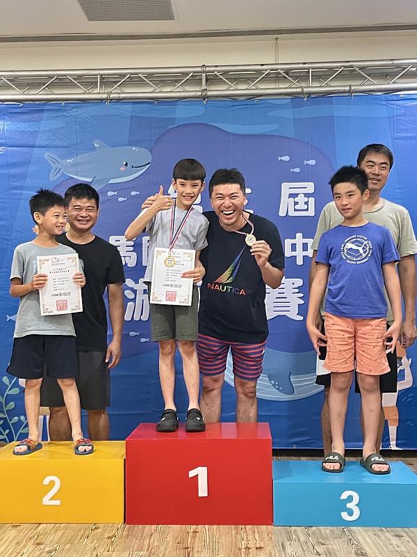 朝馬運動中心第三屆游泳比賽親子接力耀眼登場！