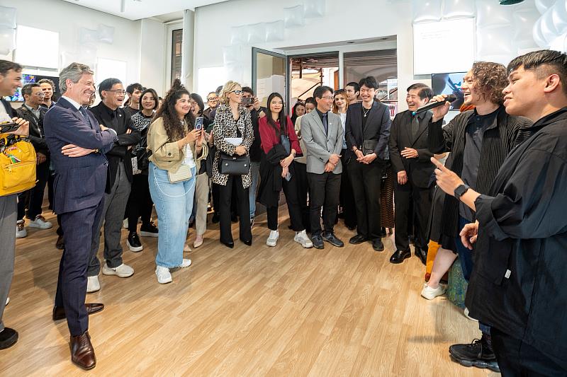 台灣館開幕邀請策展團隊分享設計理念，獲得現場義大利設計師熱情回應