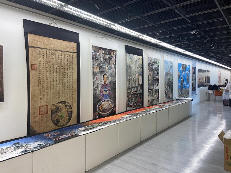 南華大學視設系畢展「趨同」巡迴展開跑，突為「二通遊觀圖」12公尺長卷軸繪本及當代水墨作品。