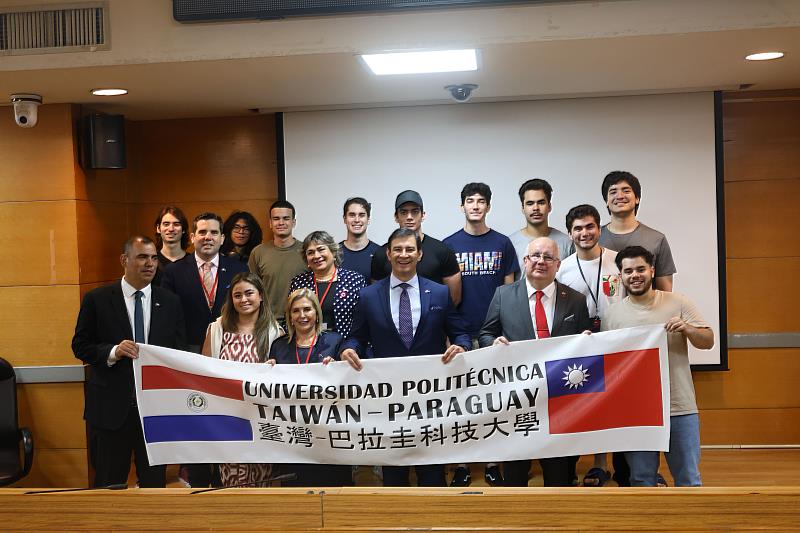 巴拉圭議長代表團與臺巴科大學生合影。
