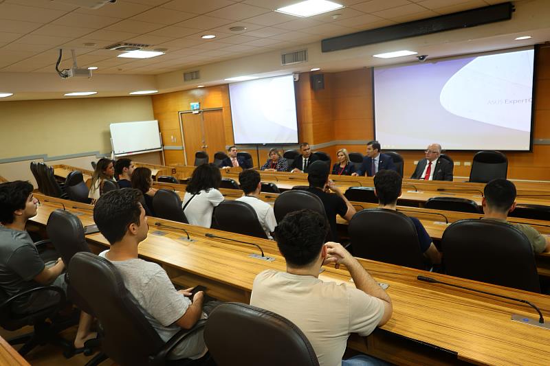 巴拉圭議長代表團與臺巴科大學生舉行座談。