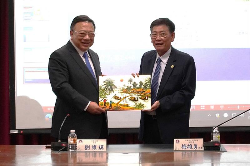 圖／越南平陽省政府常務部梅雄勇主席（左）贈送越南畫給中華大學校長劉維琪（右）。