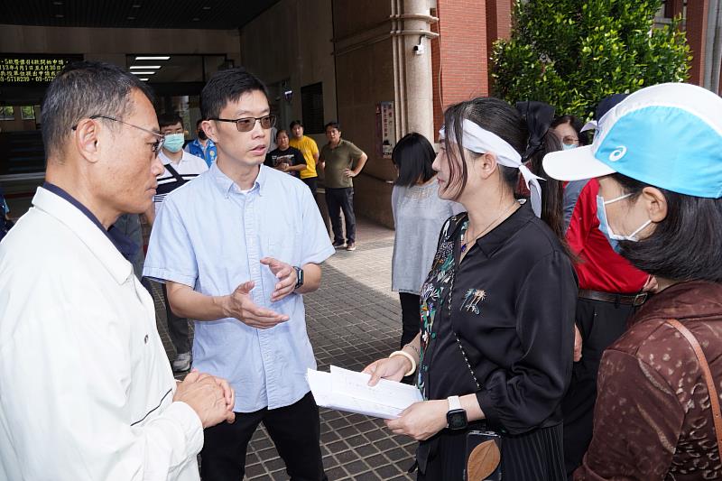 環保局長蕭宏杰(左2)到場聽取訴求，也邀請民眾至府內進一步溝通。