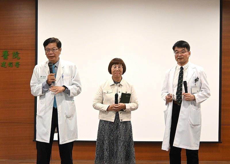 林聖哲院長(左)感謝患者許女士對安南醫院的信任，並肯定許秉毅副院長與消化內科團隊的專業