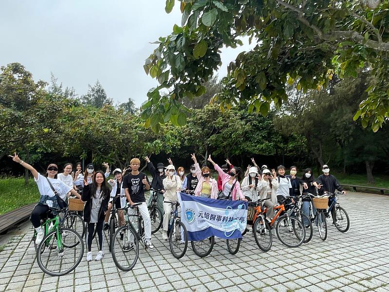 元培健管系新南向專班學生在新竹市17公里海岸自行車道進行實務課程