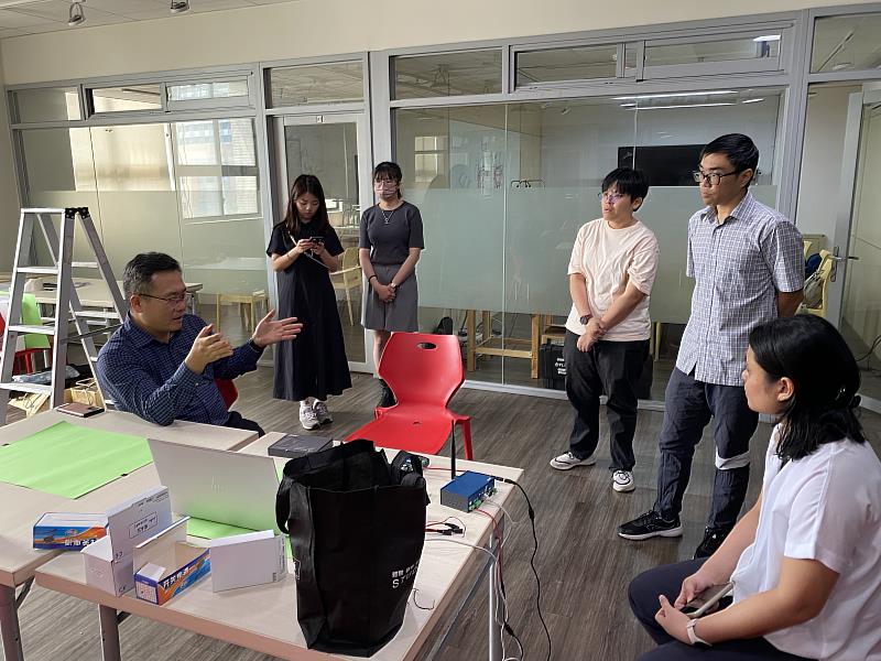 Dr.Choi(左一)指導ISAAC Lab研究生空間品質實驗設計