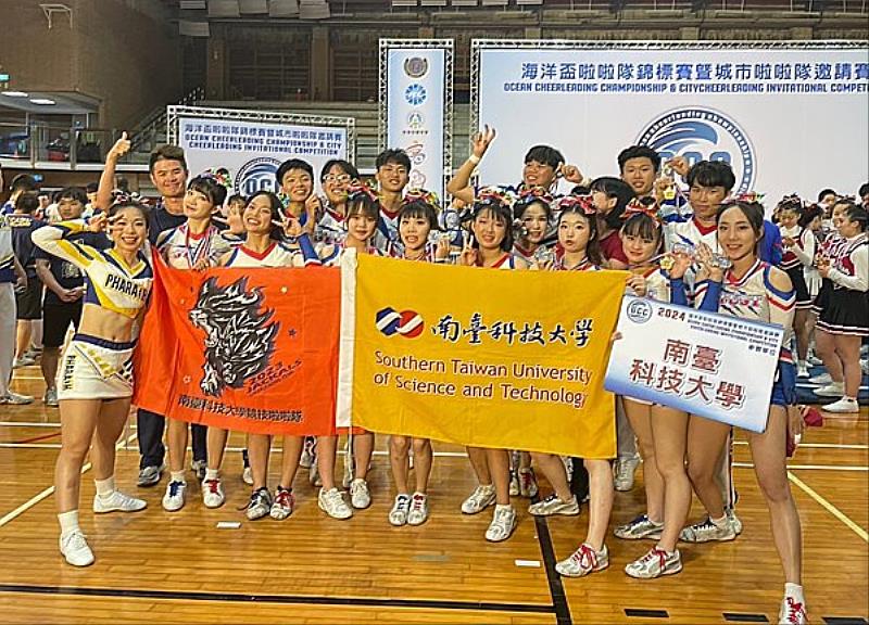 南臺科技大學競技啦啦隊全體隊員與黃伊婷教練(左一)合影。