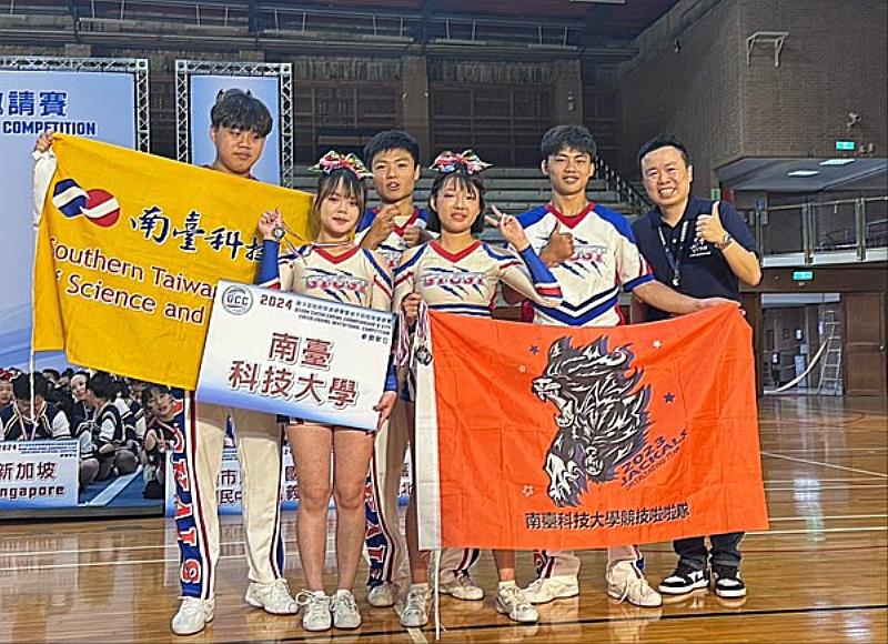 南臺科技大學競技啦啦隊榮獲「2024第7屆海洋盃啦啦隊錦標賽」混合小組二級第4名。(由左至右)黃彥達、張思筠、李建和、謝欣祐、戴逸群。