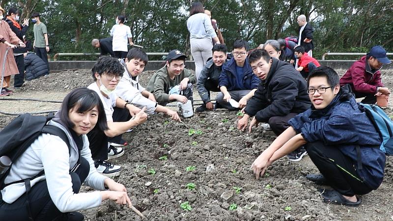 佛大學生於善耕園上課的合影。