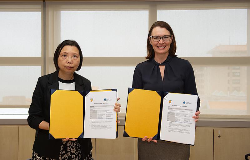 文化大學楊馥如教務長（左）與澳洲邦德大學的國際長Cheryl Jolliffe（右）共同簽署雙聯學位