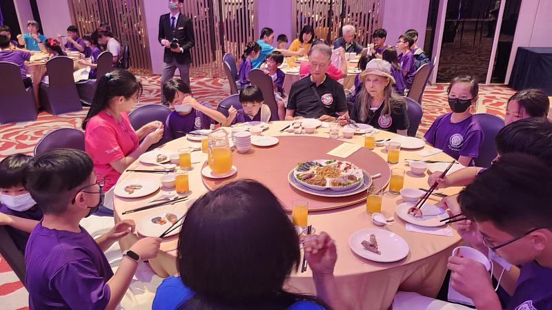 圖說二、張榮發慈善基金會及長榮酒店特別為這些家庭準備了豐盛的五星級大餐