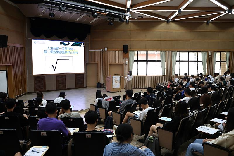 南大博雅教育中心邀請黃尹貞諮商心理師用諮商引導生涯規劃