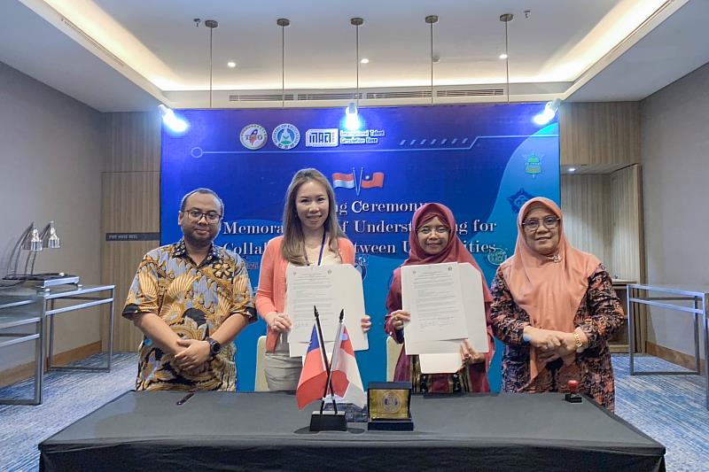 北商大國際事務處顏嬿真組長代表學校，與多所擁有商管領域的學院及科系的印尼大學簽署MoU。