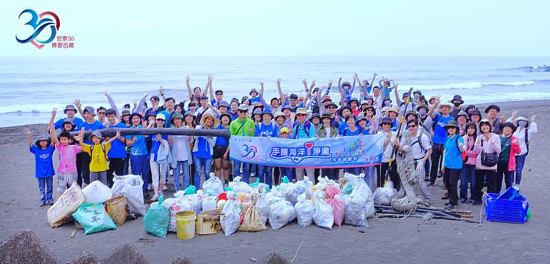 宏泰人壽今年於宜蘭縣頭城鎮外澳雙獅海邊舉辦淨灘活動，志工團在董事長李啓賢的帶領下，清除海洋廢棄物308公斤。
