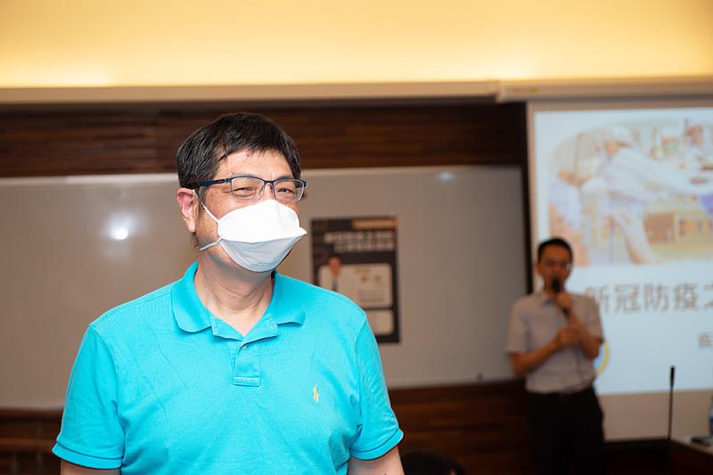羅一鈞副署長讓師生戴上N95口罩感受醫護人員的辛苦，鼓勵學生努力研發機能優的口罩