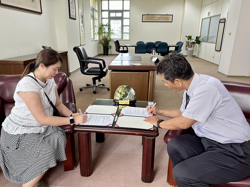 徐輝明校長與東華校友劉俐玲總經理簽署人氣商品募款合作意向書。