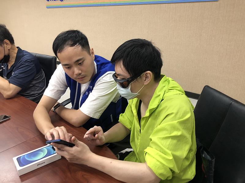 中華電信志工協助視障朋友二手iphone學習。
