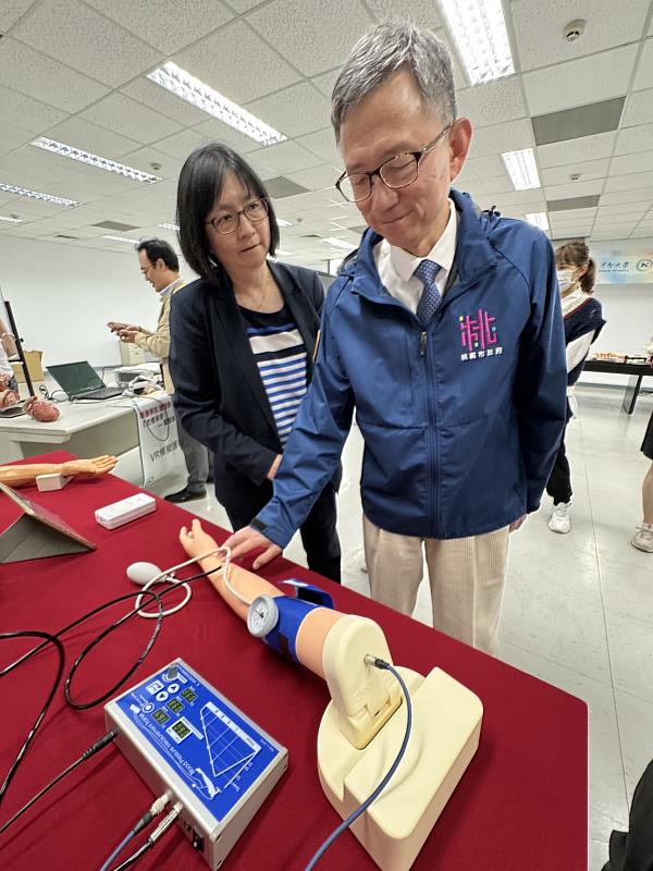 元智大學醫護學院籌備處陳芸主任向副市長王明鉅示範教學測量血壓