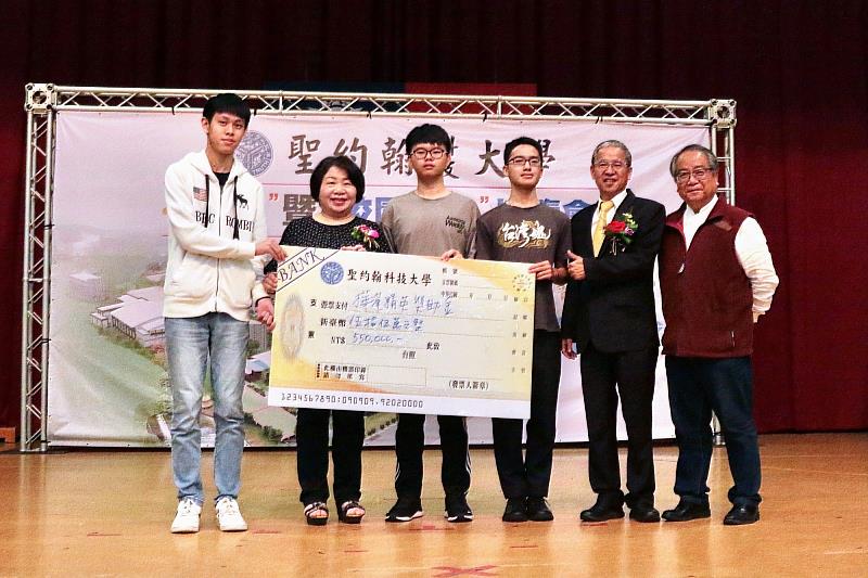亞翔工程彭滿芳經理（左二）頒發由電子科校友朱復銓學長所捐贈的樺漢企業獎助學金給獲獎同學。