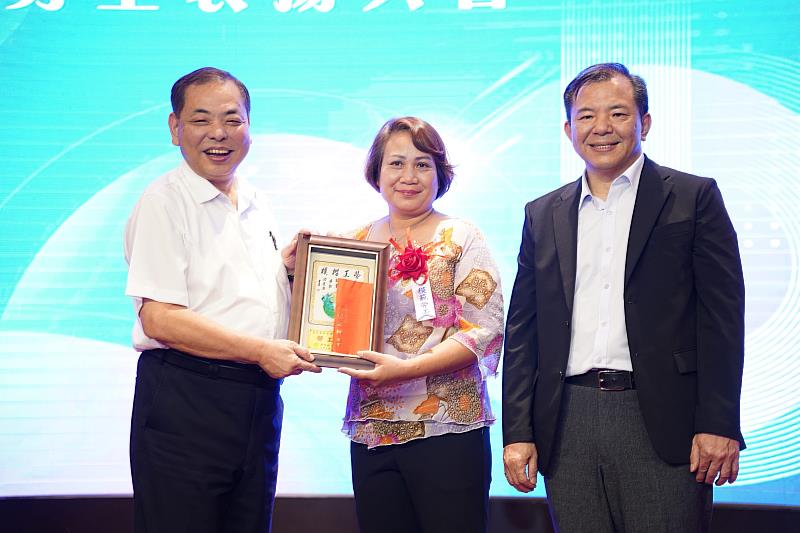 副縣長陳見賢(左)上台為模範勞工及企業頒獎。
