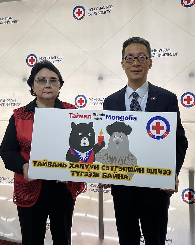 駐蒙古代表王凱右代表台灣政府捐贈5萬美金予蒙古紅十字會，協助救濟雪災牧民和動物。