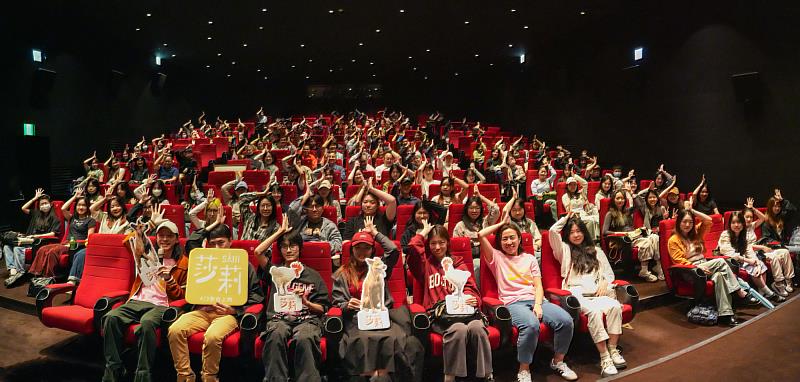 世新大學校長陳清河包場支持由眾多世新人合作的電影《莎莉》。（世新大學提供）