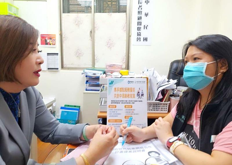 北分署銀髮中心人員到社團法人中華民國長者照顧關懷協會,向周理事長(左)說明5050壯士代就業網絡合作計畫內容