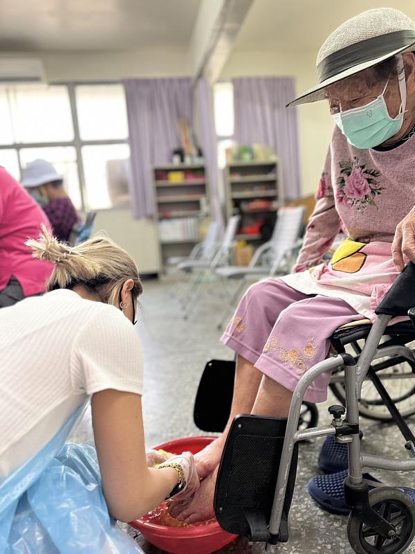 母親節前夕大仁科大護理系社區服務 學生為百歲人瑞阿嬤洗腳 