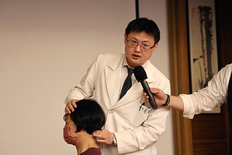 陳中奎中醫師示範尋找穴位的訣竅。