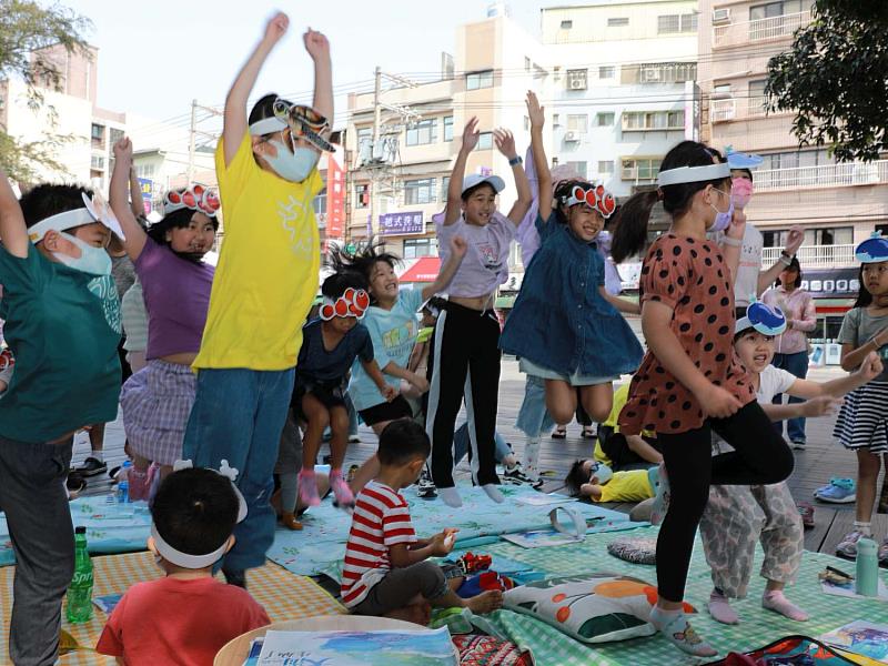 小朋友踴躍舉手回答環保問題