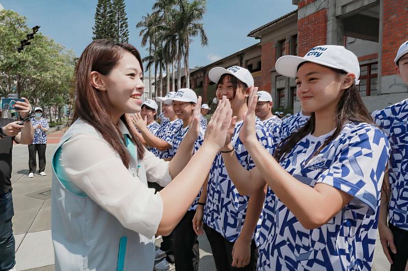 高市長與竹市全中運代表隊選手們擊掌加油