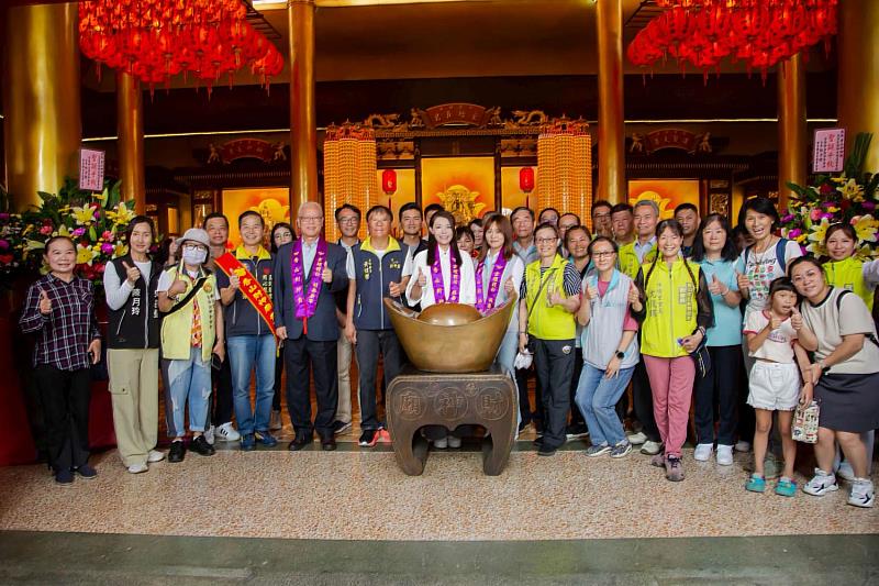 香山財神廟聖誕，市長高虹安及與會人員大合照