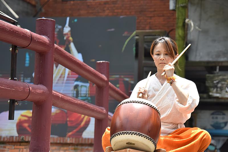 華梵大學東方人文思想研究所碩士生盧睬琝在石碇老街拱橋上表演擊鼓。