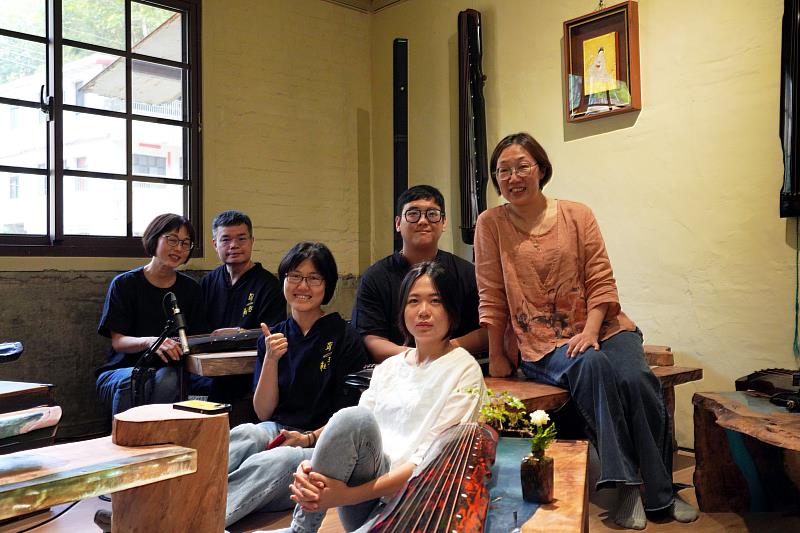 華梵大學將石碇百年石頭屋修復活化，改造為「古琴共茶香」的藝文沙龍。