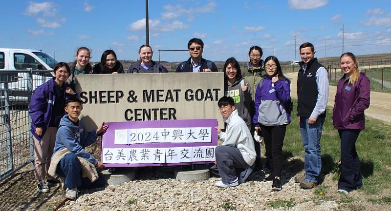 交流團於堪薩斯州立大學綿羊與肉用山羊研究中心合影。