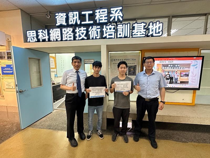 徐胤軒同學(右2)賴嘉民同學(左2)榮獲第十六屆全國華佗盃網路解疑大賽第二、三名，取得APJC決賽資格，與指導的師長合照。