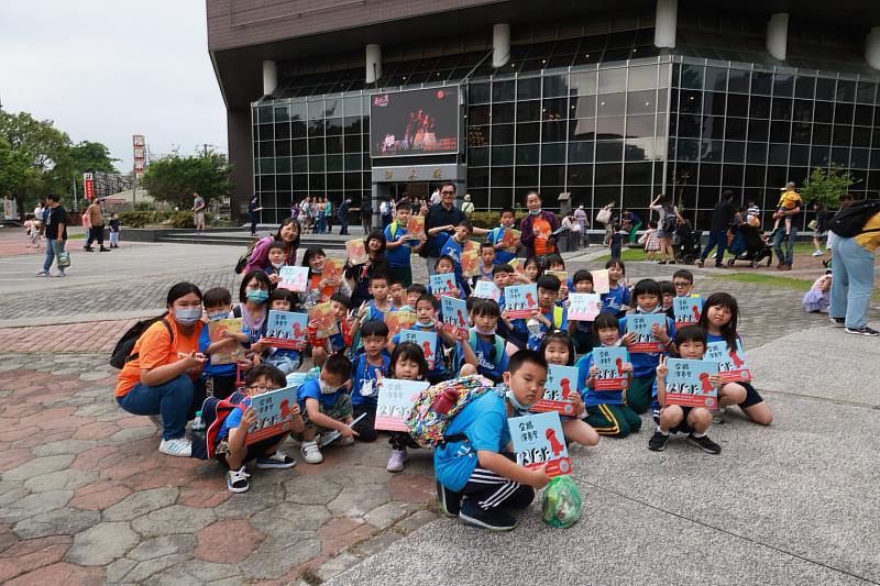 參與學童獲得由證交所贊助演出繪本，讓美好的音樂在演出後持續深入孩童心中