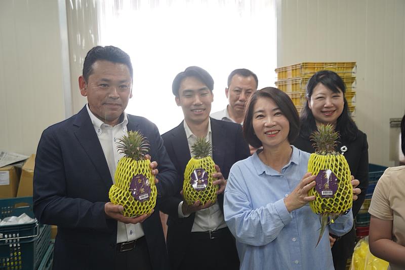 縣長周春米帶領BELX超市代理副部長小川能弘(左)參觀鳳梨分裝