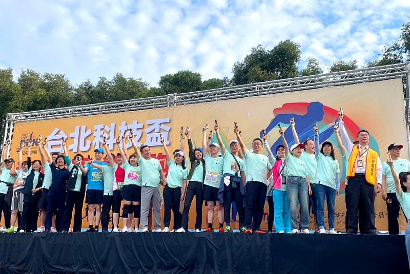 永慶房屋協理何永鉦(右3)擔任台北科技盃愛地球公益路跑的鳴槍嘉賓，與各企業嘉賓一起為跑者應援。