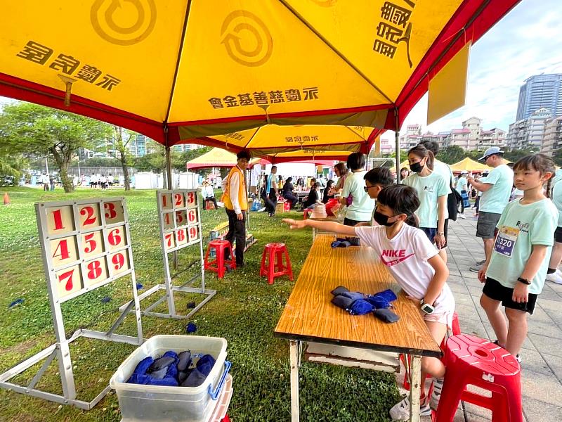 永慶房屋提供投球、套圈圈及吊酒瓶等遊戲，讓活動更加熱鬧圓滿。