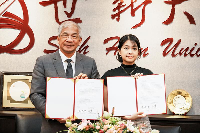世新大學校長陳清河（左）與精英公關集團董事孔寧（右）代表簽約。（世新大學提供）
