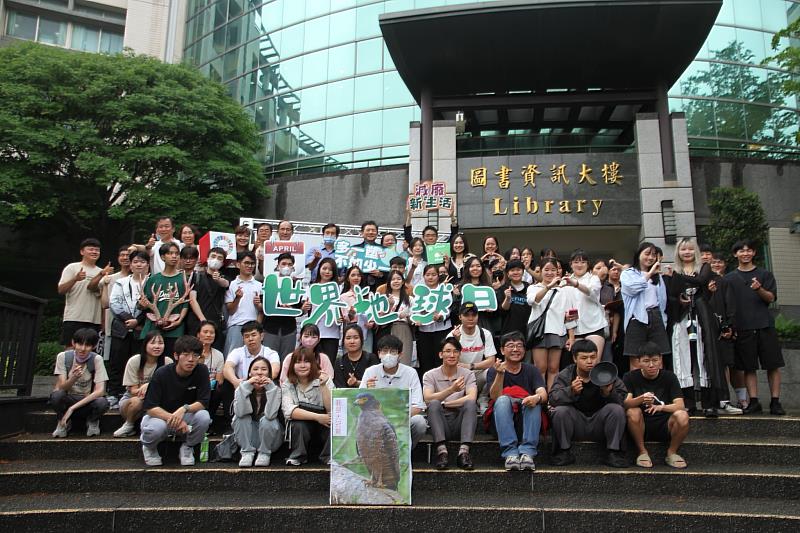 元培師生響應世界地球日 減廢園遊會簽署宣言