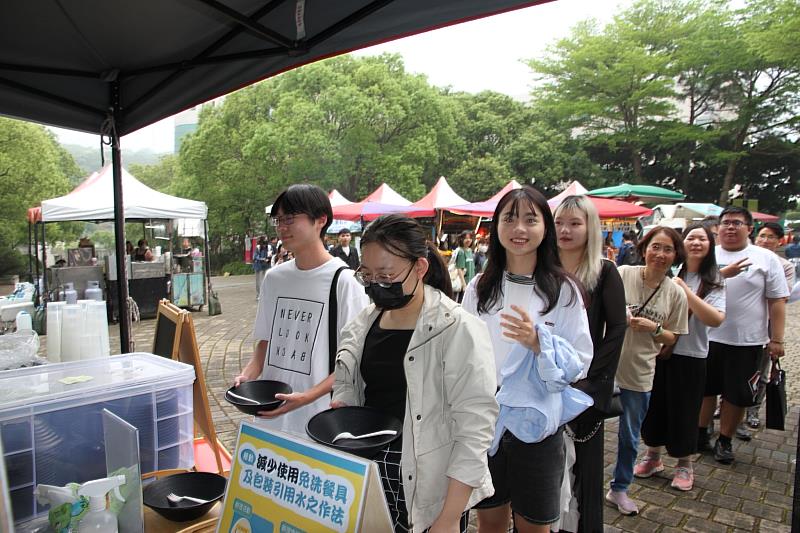 元培師生在減廢園遊會體驗循環餐具之借用